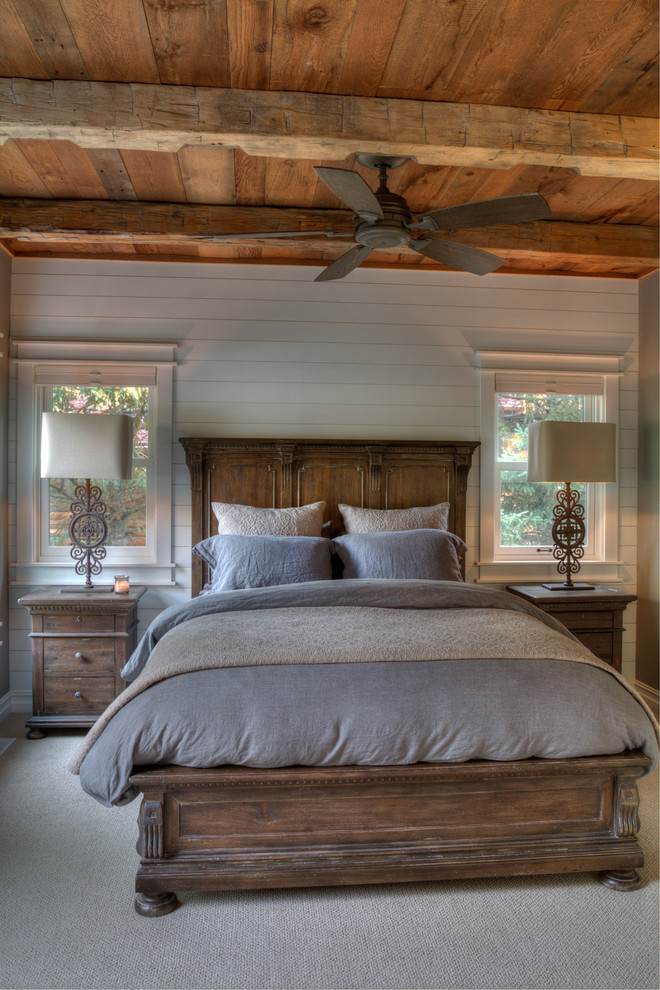 Ejemplo de dormitorio principal rural de tamaño medio con paredes blancas, moqueta y suelo gris