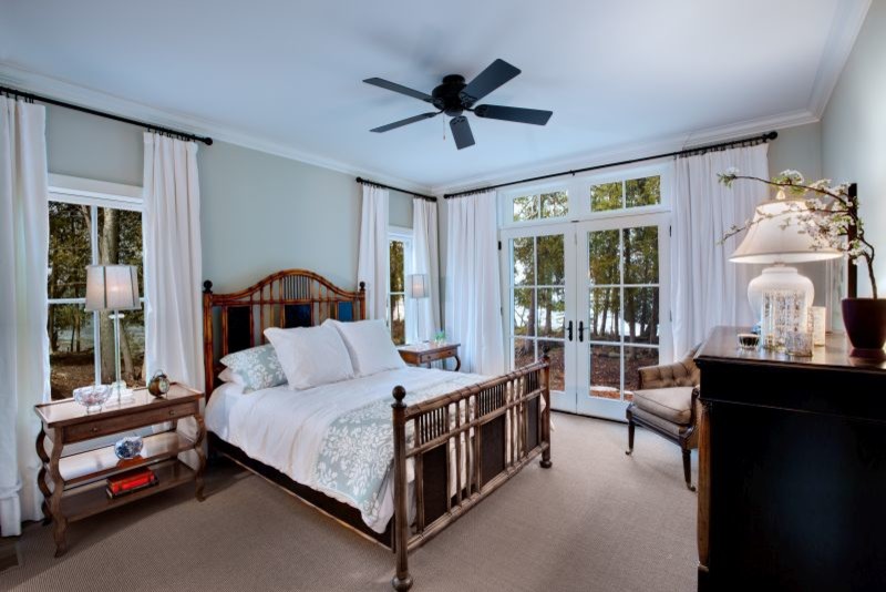 Esempio di una camera degli ospiti tropicale di medie dimensioni con pareti grigie, moquette e pavimento beige