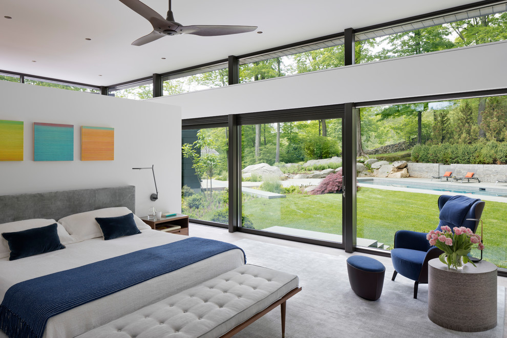 Стильный дизайн: большая хозяйская спальня в стиле модернизм с белыми стенами, светлым паркетным полом и коричневым полом без камина - последний тренд