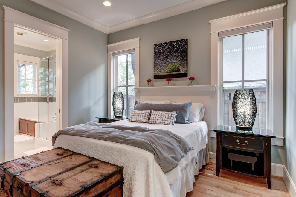 Modernes Hauptschlafzimmer ohne Kamin mit grauer Wandfarbe und hellem Holzboden in Nashville