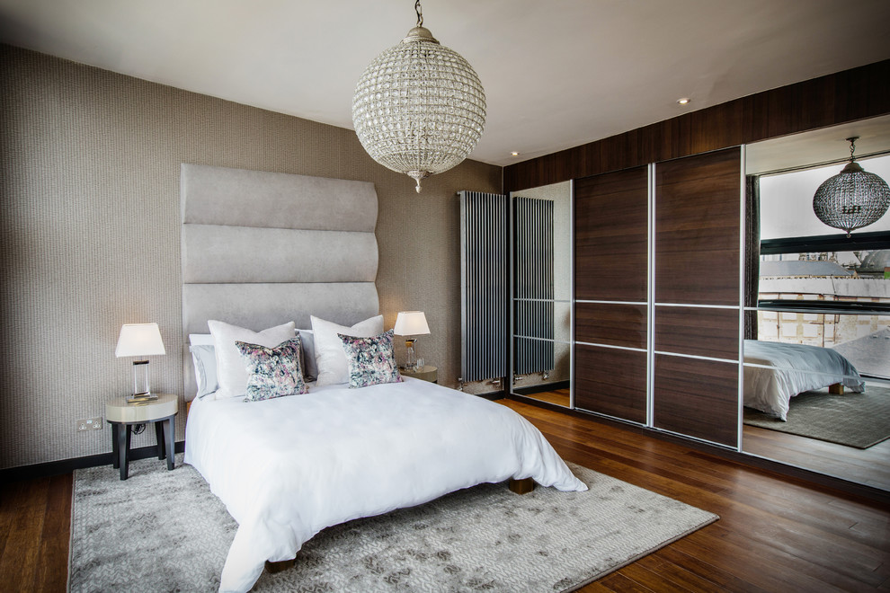 Idee per una camera da letto design di medie dimensioni con pareti grigie, parquet scuro e pavimento marrone