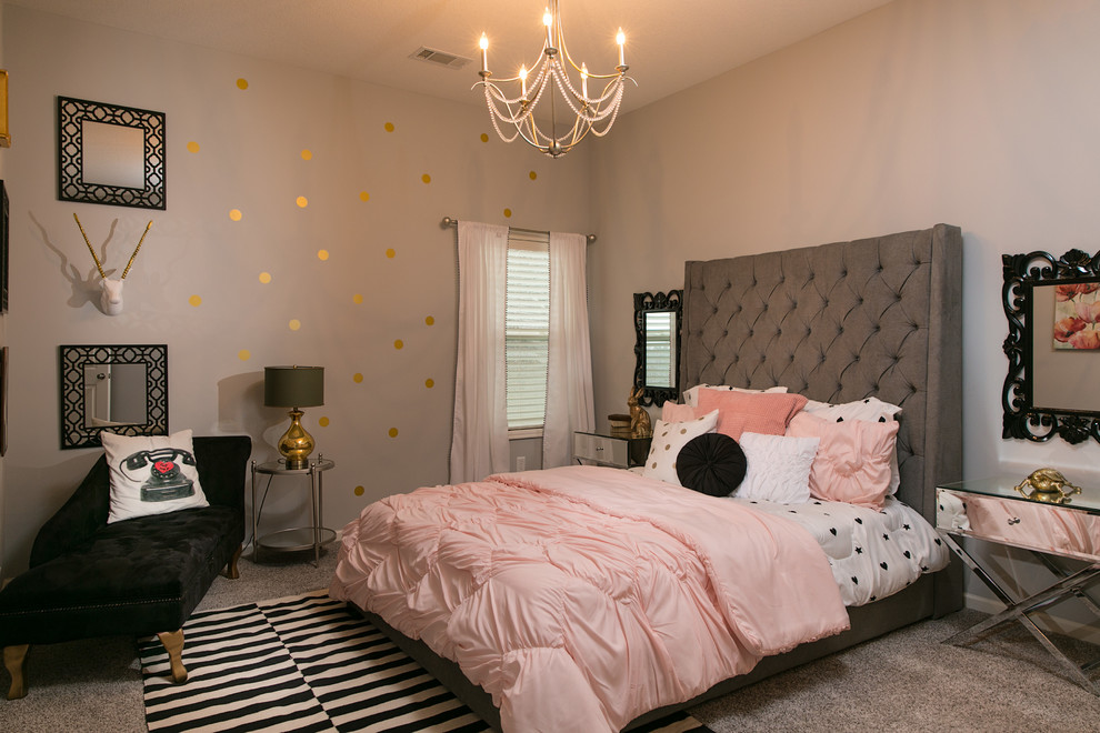 Cette image montre une chambre avec moquette grise et rose traditionnelle avec un mur gris et aucune cheminée.