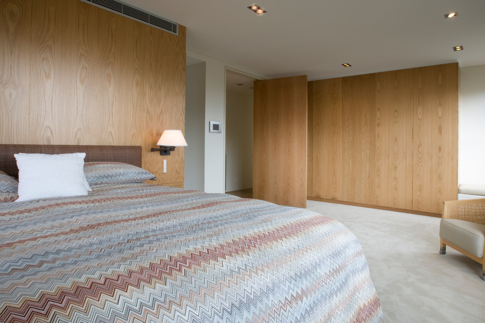 Источник вдохновения для домашнего уюта: хозяйская спальня в современном стиле с белыми стенами, ковровым покрытием и серым полом