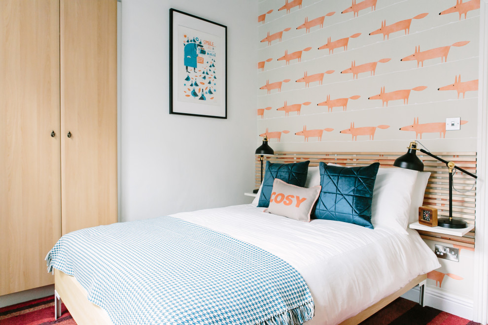 Источник вдохновения для домашнего уюта: гостевая спальня (комната для гостей) в современном стиле с разноцветными стенами, ковровым покрытием и красным полом без камина
