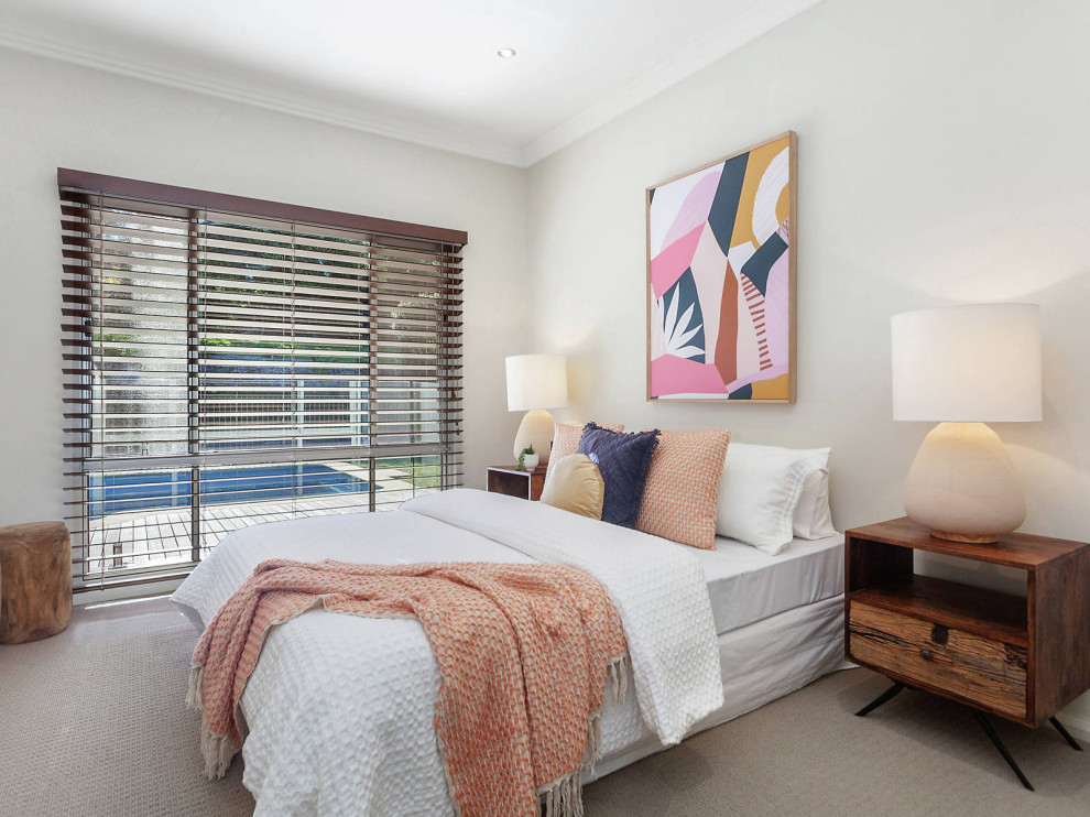 Foto de habitación de invitados actual sin chimenea con paredes grises, moqueta y suelo beige