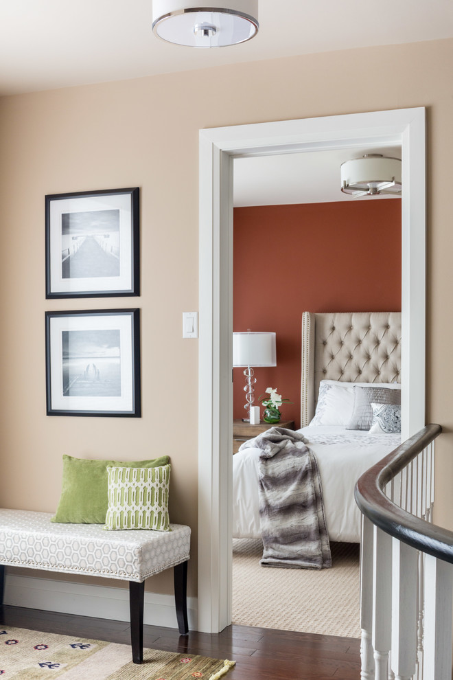 Пример оригинального дизайна: хозяйская спальня среднего размера в стиле неоклассика (современная классика) с оранжевыми стенами и темным паркетным полом без камина