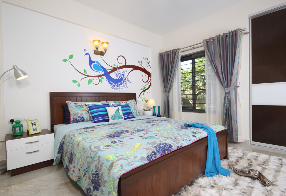 На фото: спальня в современном стиле с разноцветными стенами