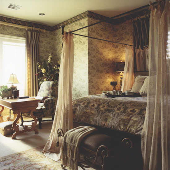 Свежая идея для дизайна: большая хозяйская спальня в классическом стиле с бежевыми стенами и ковровым покрытием без камина - отличное фото интерьера