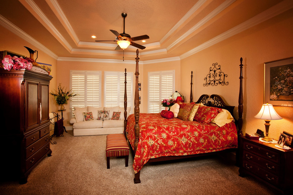 Exemple d'une grande chambre chic avec un mur beige.