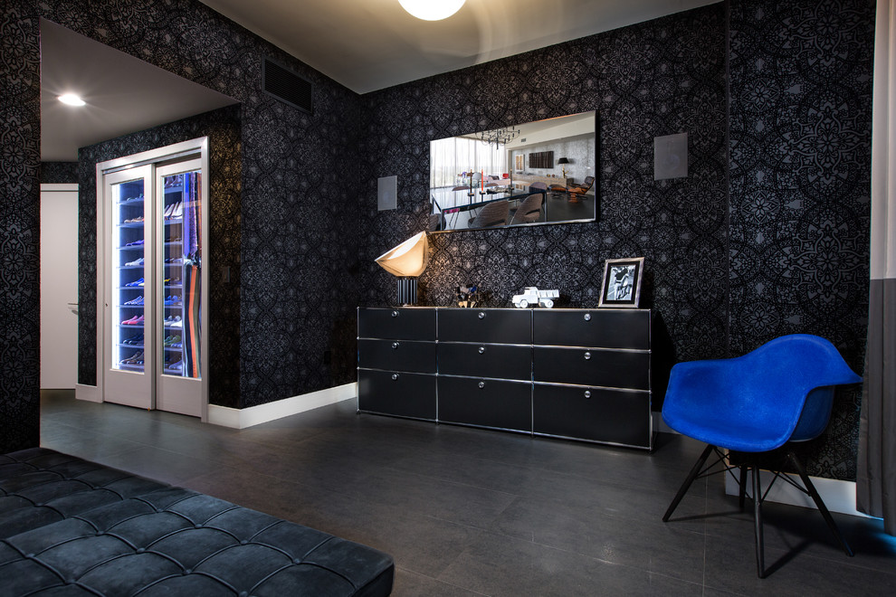 Foto de dormitorio contemporáneo con paredes negras