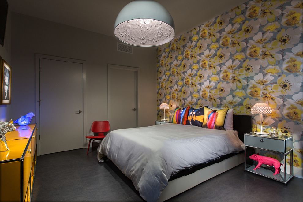 Стильный дизайн: спальня в современном стиле с разноцветными стенами без камина - последний тренд