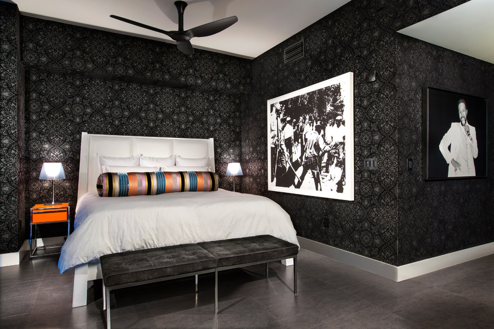 Immagine di una camera da letto contemporanea con pareti nere