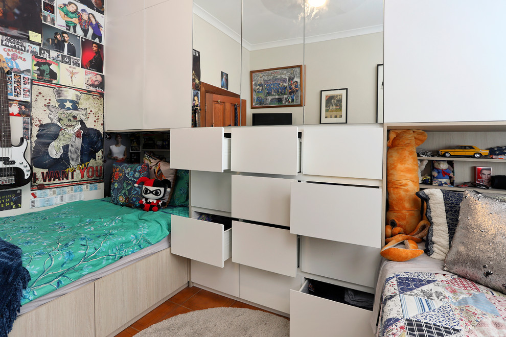 Mittelgroßes Schlafzimmer mit beiger Wandfarbe, Keramikboden und orangem Boden in Sydney