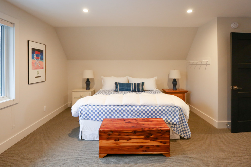Mittelgroßes Klassisches Schlafzimmer ohne Kamin, im Loft-Style mit weißer Wandfarbe, Teppichboden und grauem Boden in Sonstige
