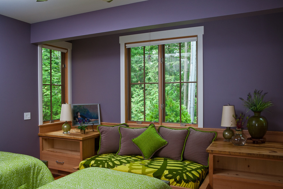 Diseño de habitación de invitados de estilo americano de tamaño medio sin chimenea con paredes púrpuras y suelo de madera en tonos medios