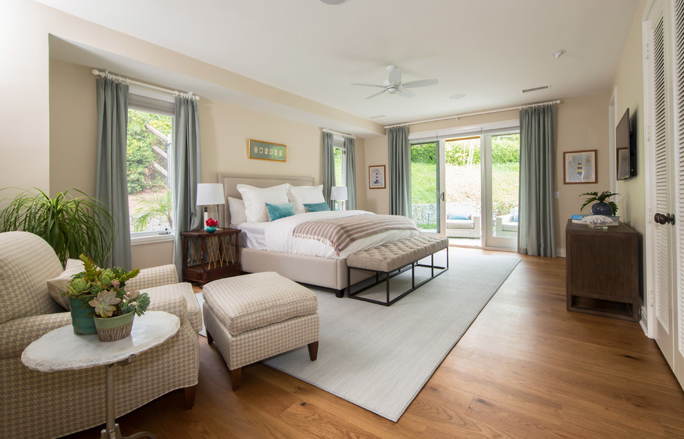 Imagen de habitación de invitados clásica renovada de tamaño medio con paredes beige, suelo de madera en tonos medios y suelo gris