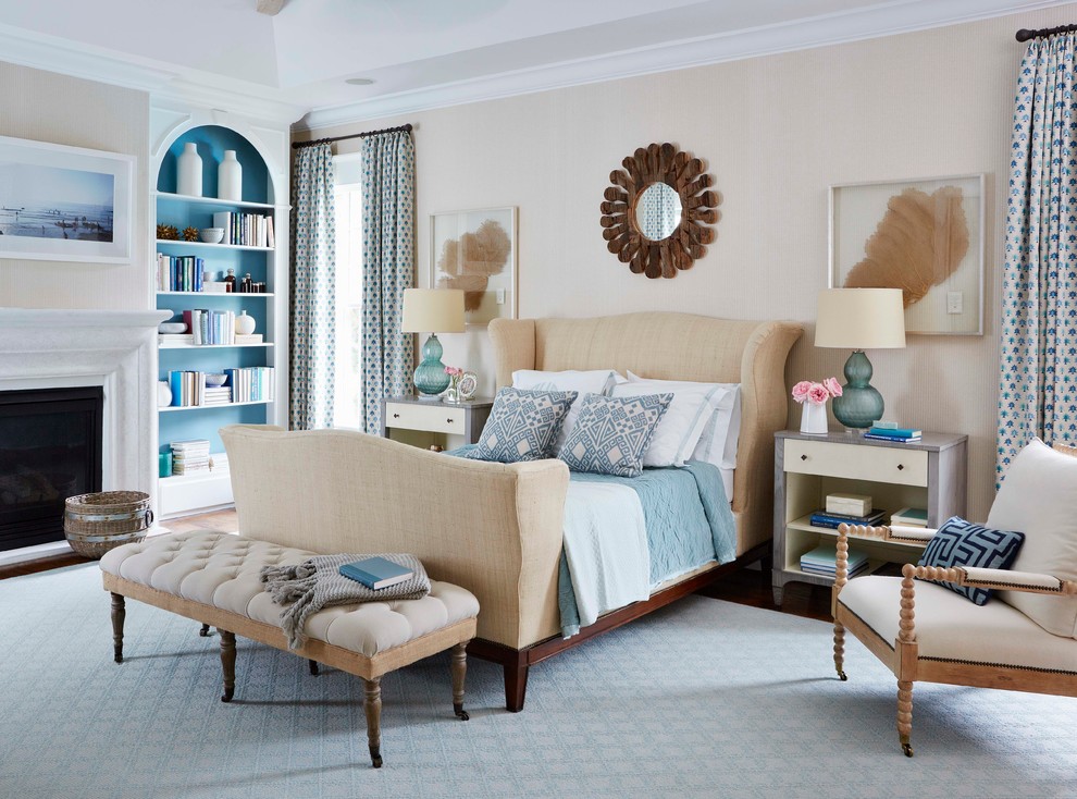 Esempio di una camera matrimoniale stile marinaro con pareti beige, camino classico e pavimento blu