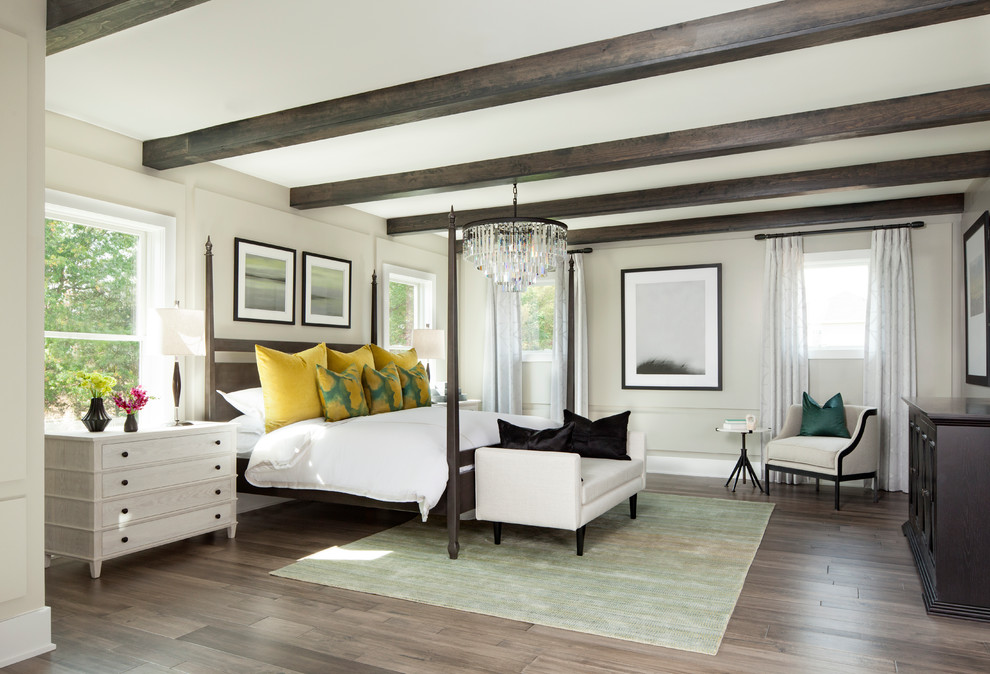 Foto de dormitorio clásico renovado con paredes beige, suelo de madera en tonos medios y suelo marrón