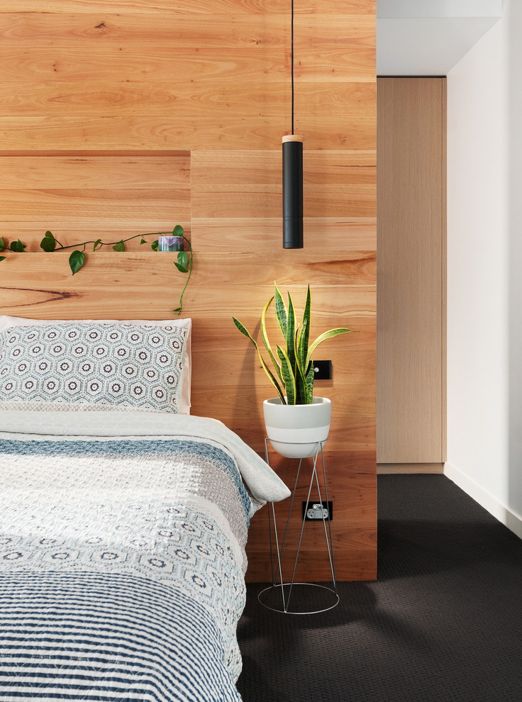 Свежая идея для дизайна: спальня в современном стиле с белыми стенами, ковровым покрытием и черным полом без камина - отличное фото интерьера