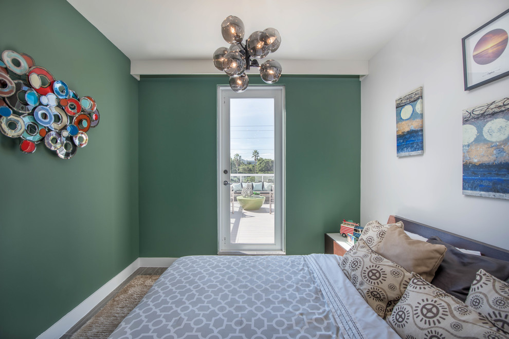 Idéer för ett klassiskt gästrum, med gröna väggar, klinkergolv i porslin och grått golv