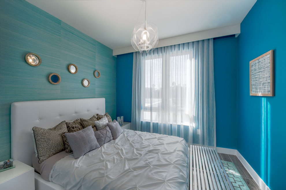 Modelo de habitación de invitados tradicional renovada de tamaño medio sin chimenea con paredes azules, suelo de baldosas de porcelana y suelo gris