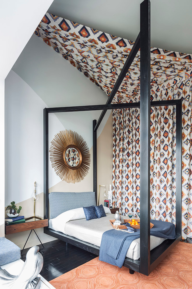 Modernes Schlafzimmer mit bunten Wänden, gebeiztem Holzboden und schwarzem Boden in New York