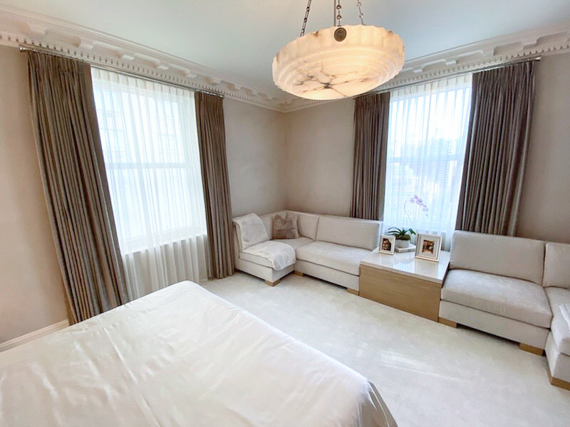 Foto de dormitorio principal tradicional grande con paredes beige, moqueta y suelo blanco