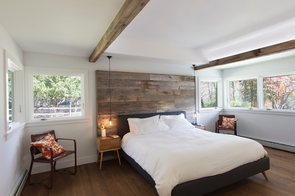 Immagine di una camera matrimoniale minimal di medie dimensioni con pareti bianche e pavimento in legno massello medio