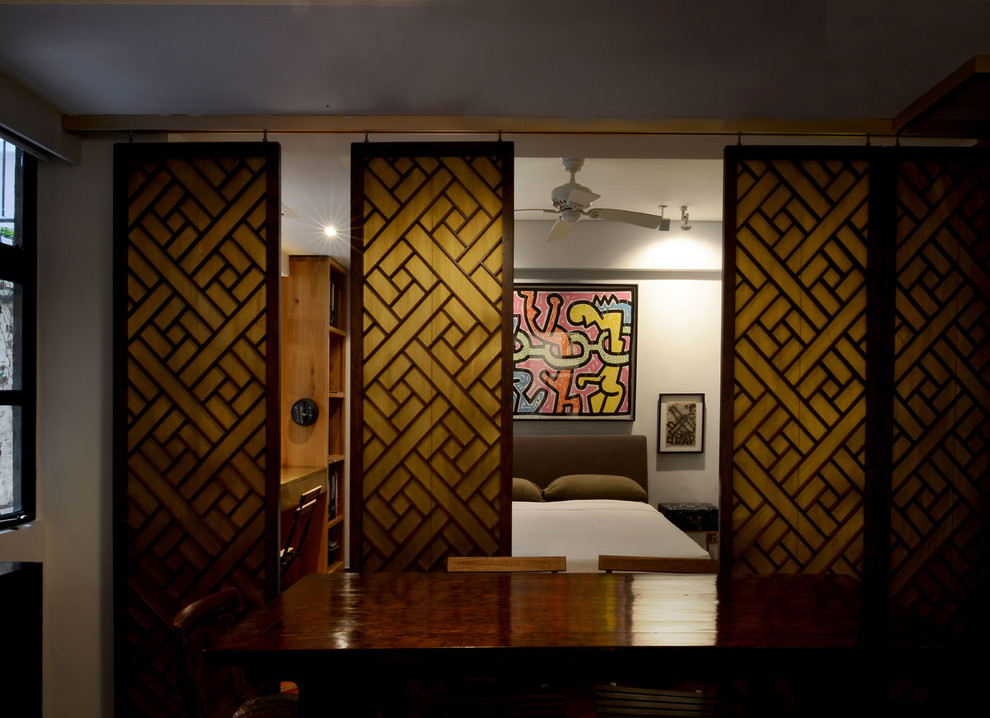 香港にあるアジアンスタイルのおしゃれな主寝室 (ベージュの壁、無垢フローリング、茶色い床) のインテリア