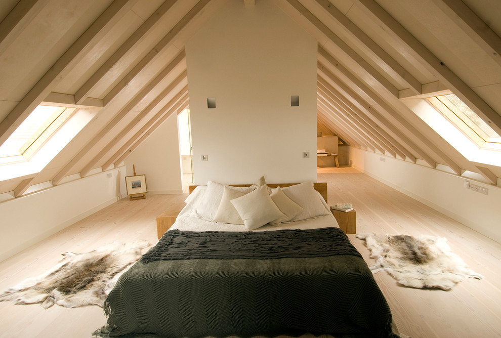 На фото: спальня на мансарде в современном стиле с белыми стенами с