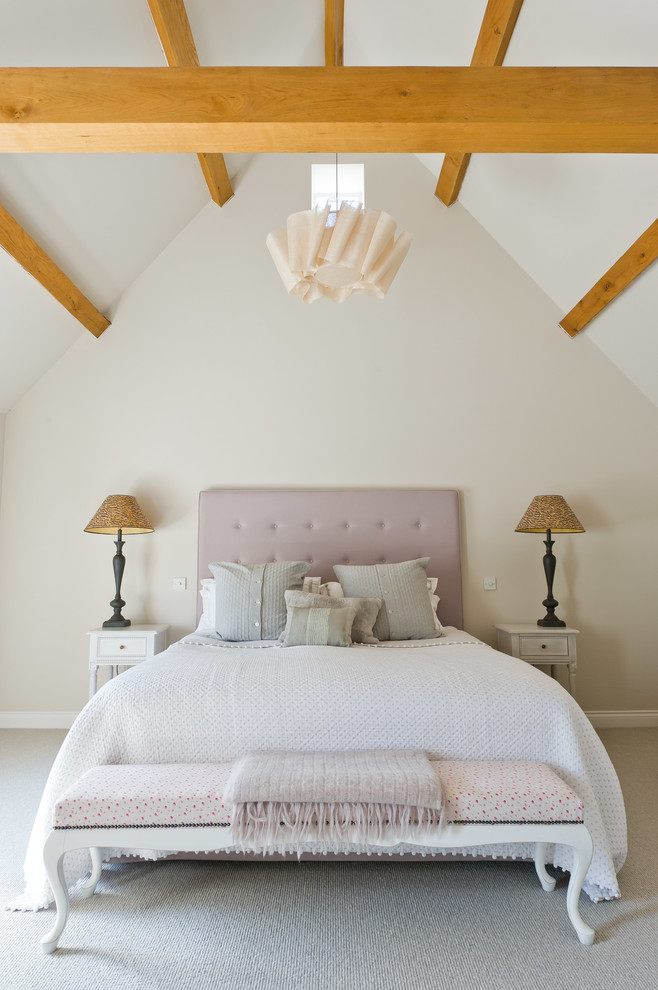 Inspiration för ett minimalistiskt sovrum, med heltäckningsmatta