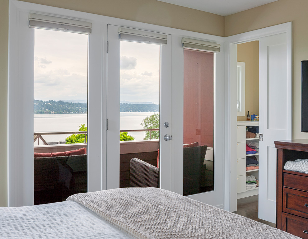 Imagen de dormitorio principal clásico renovado de tamaño medio con paredes beige