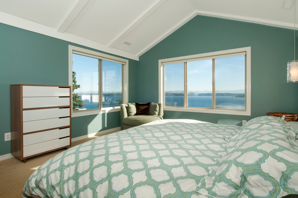 Modelo de dormitorio tipo loft contemporáneo grande con paredes verdes y moqueta