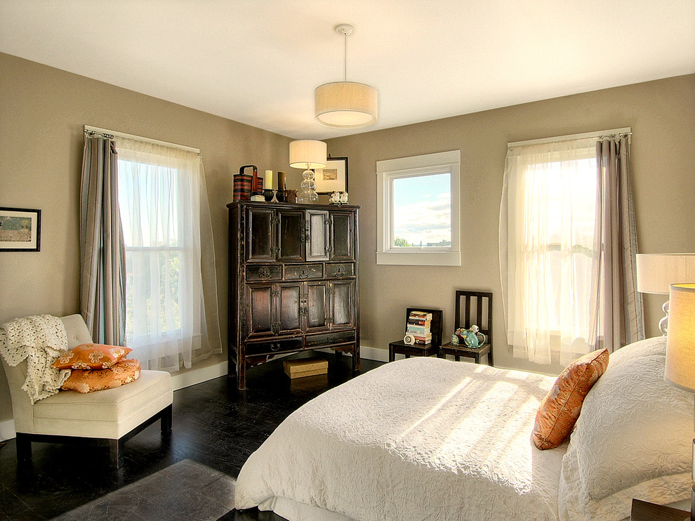 На фото: спальня в стиле фьюжн с серыми стенами и темным паркетным полом без камина с