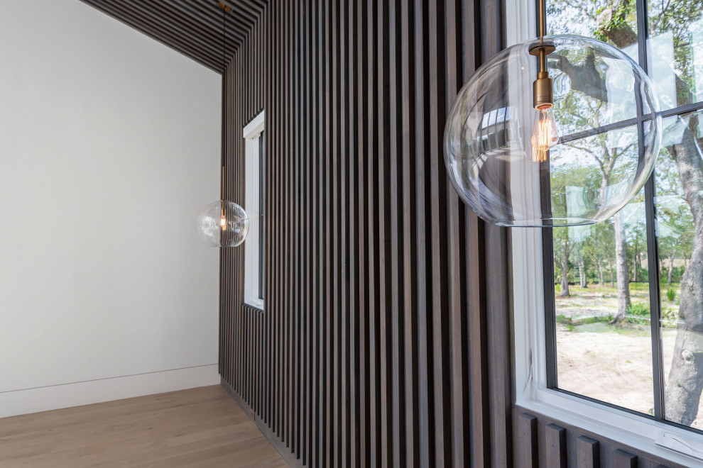 Inspiration pour une très grande chambre parentale minimaliste en bois avec un mur multicolore, parquet clair, un sol beige et un plafond en bois.