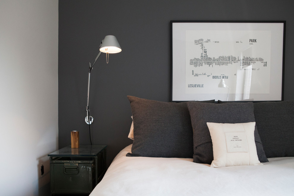 Modernes Schlafzimmer mit grauer Wandfarbe in Toronto