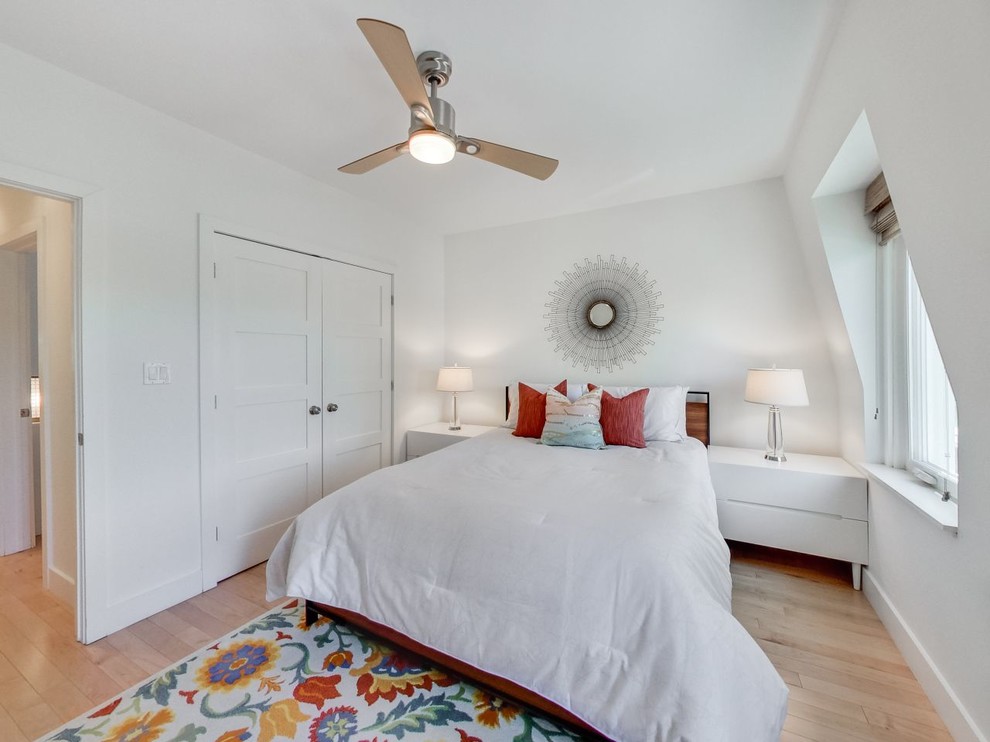 トロントにある小さなコンテンポラリースタイルのおしゃれな主寝室 (白い壁、淡色無垢フローリング)