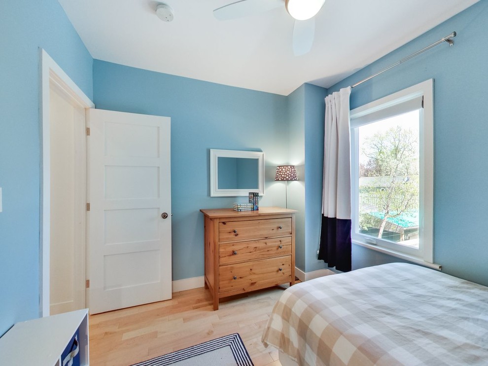 Foto de dormitorio contemporáneo pequeño con paredes azules y suelo de madera clara