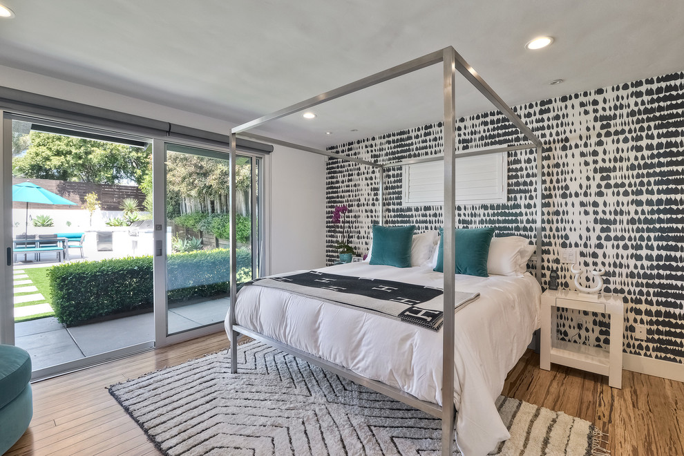 Modernes Gästezimmer ohne Kamin mit weißer Wandfarbe, braunem Holzboden und braunem Boden in San Diego