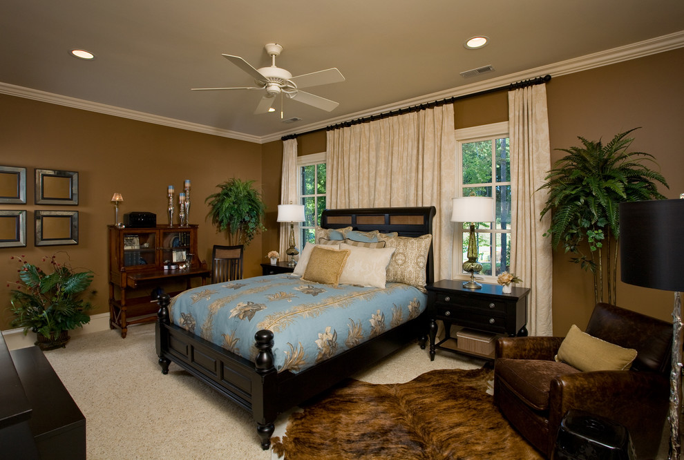 На фото: хозяйская спальня среднего размера в современном стиле с коричневыми стенами, ковровым покрытием и бежевым полом без камина с