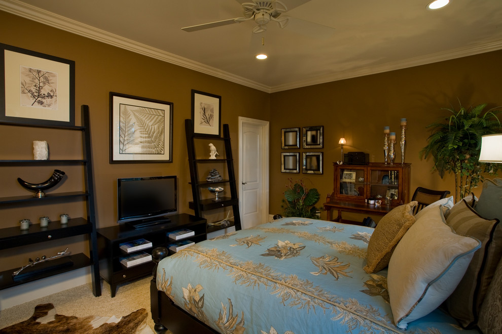 На фото: маленькая хозяйская спальня в классическом стиле с коричневыми стенами, ковровым покрытием и бежевым полом без камина для на участке и в саду