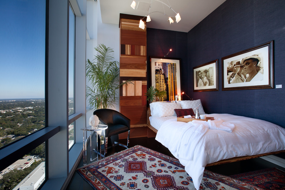 Idées déco pour une chambre contemporaine avec un mur bleu et parquet foncé.