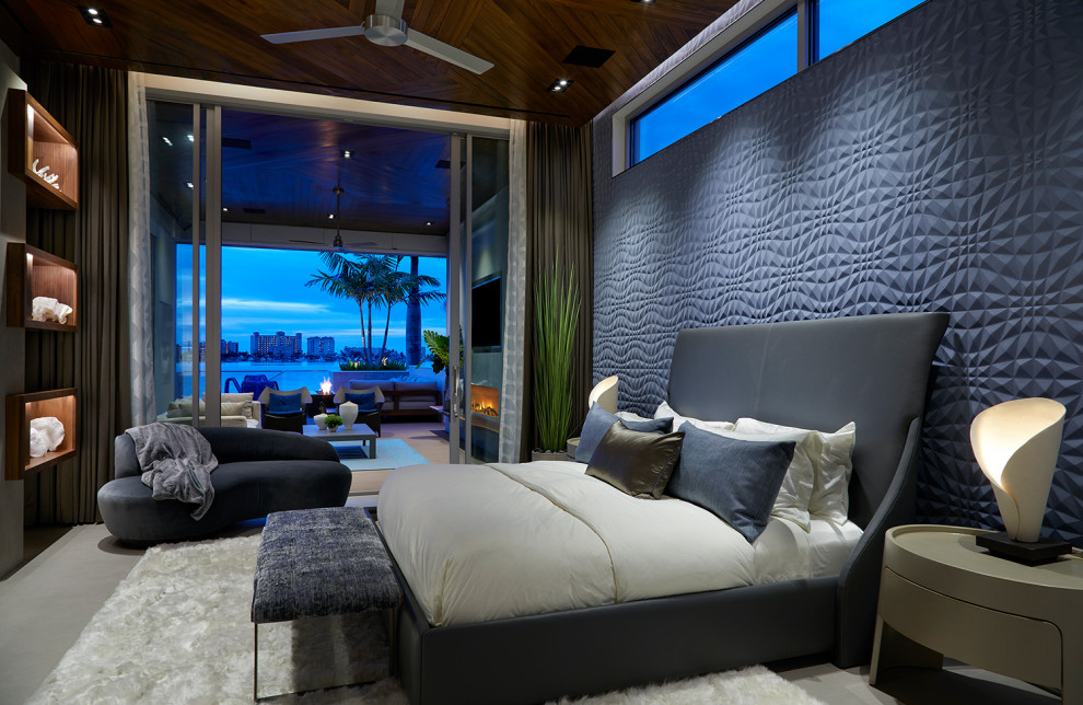 Imagen de dormitorio principal costero con paredes azules y suelo gris