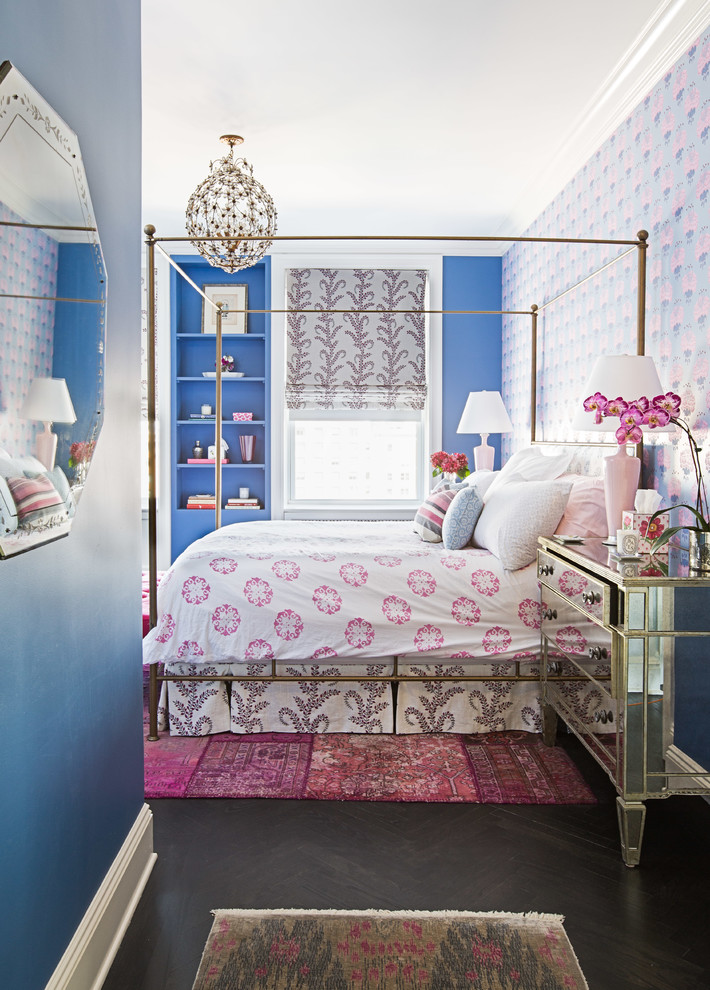 На фото: спальня среднего размера в стиле фьюжн с разноцветными стенами и черным полом