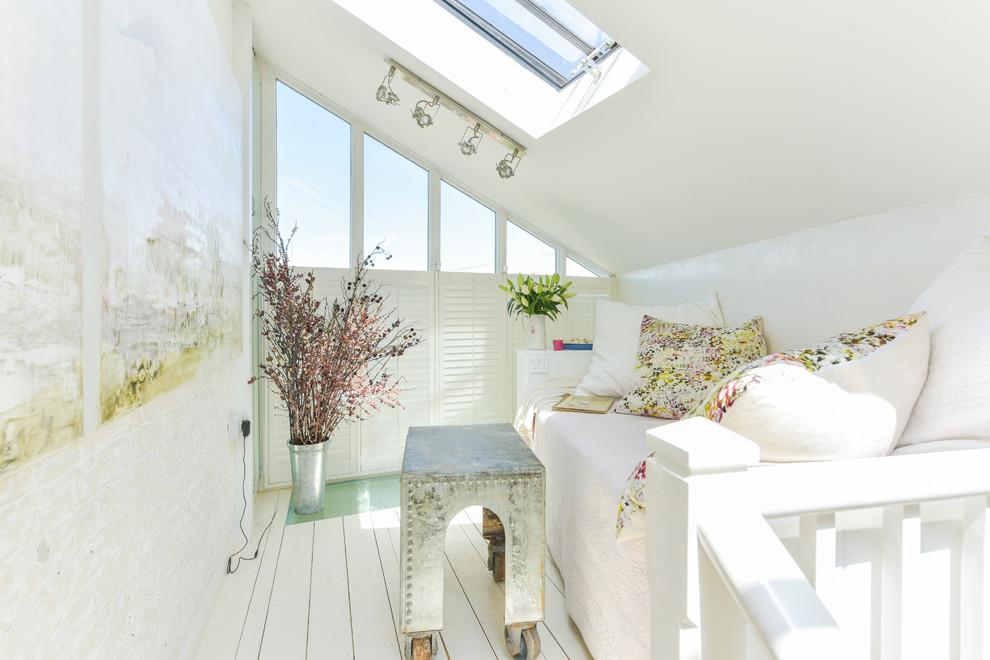 Kleines Shabby-Style Gästezimmer mit weißer Wandfarbe, gebeiztem Holzboden und weißem Boden in Sussex