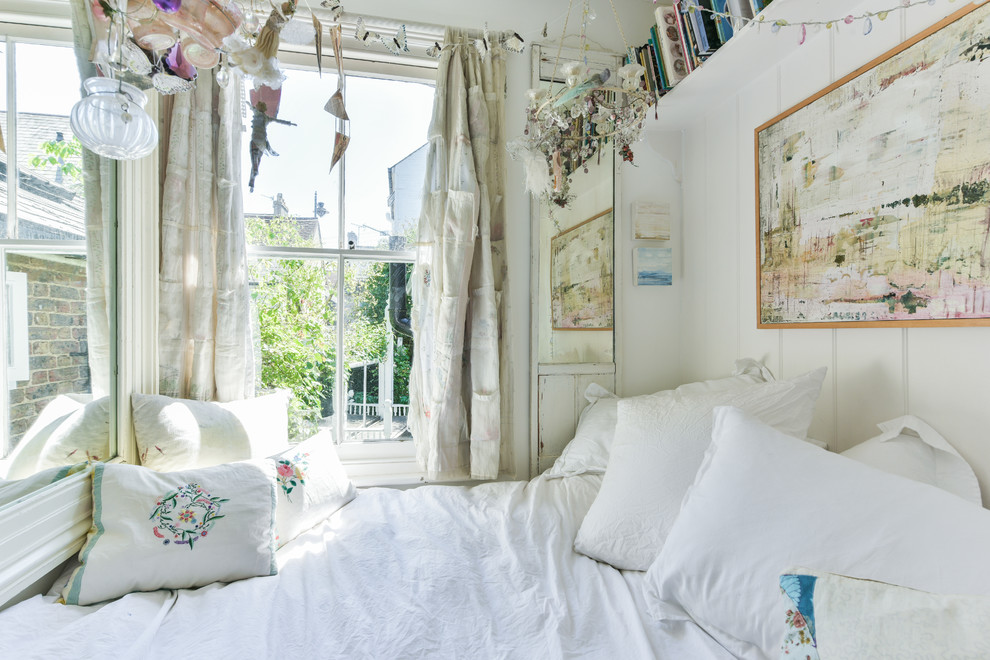 Foto de dormitorio romántico pequeño