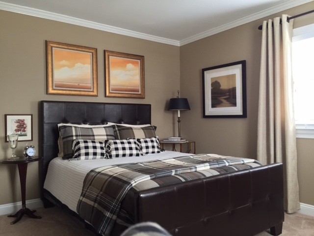 Пример оригинального дизайна: гостевая спальня среднего размера, (комната для гостей) в стиле кантри с коричневыми стенами и ковровым покрытием