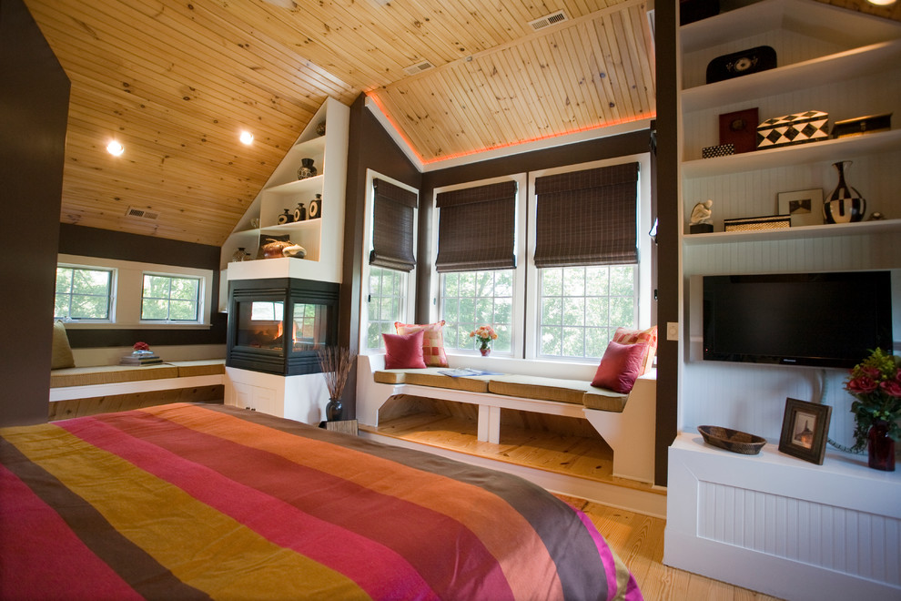 Immagine di una camera da letto costiera con pareti bianche, parquet chiaro e camino classico