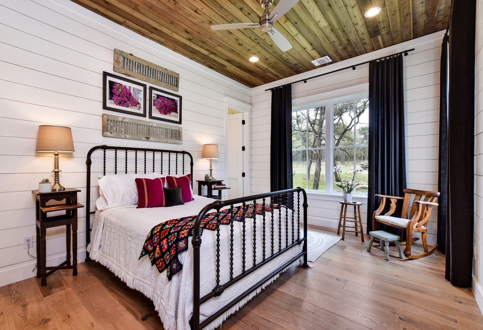 На фото: хозяйская спальня в стиле рустика с белыми стенами и светлым паркетным полом без камина