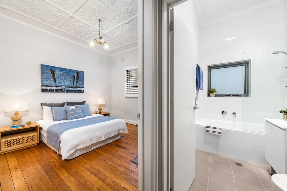 Kleines Modernes Schlafzimmer mit weißer Wandfarbe und braunem Holzboden in Sydney
